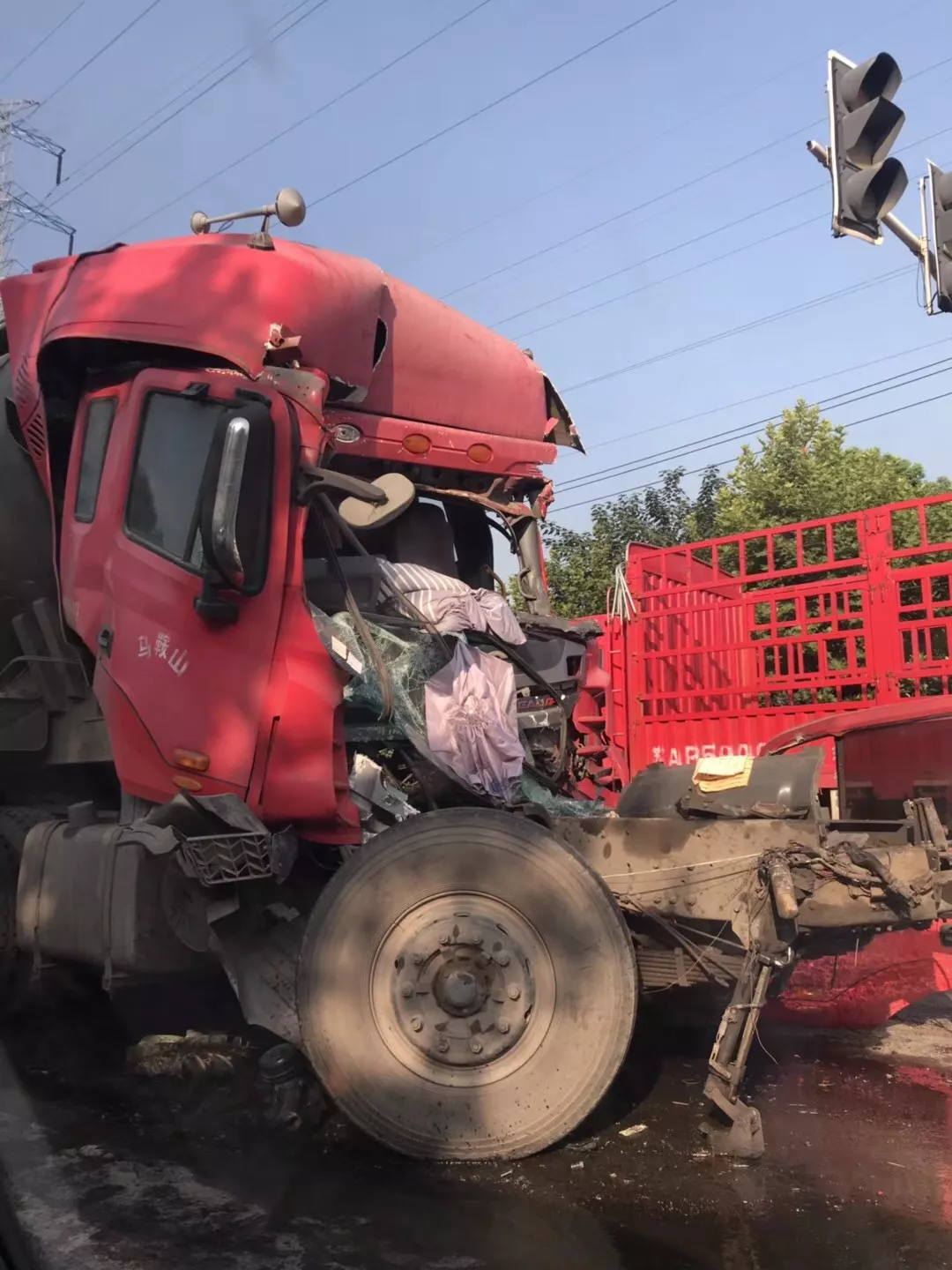 觸目驚心馬鋼廠區附近大卡車與半掛車發生嚴重碰撞車頭完全損毀