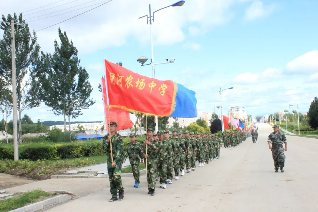 饶河农场中学军训系列报道(三—徒步拉练励志行