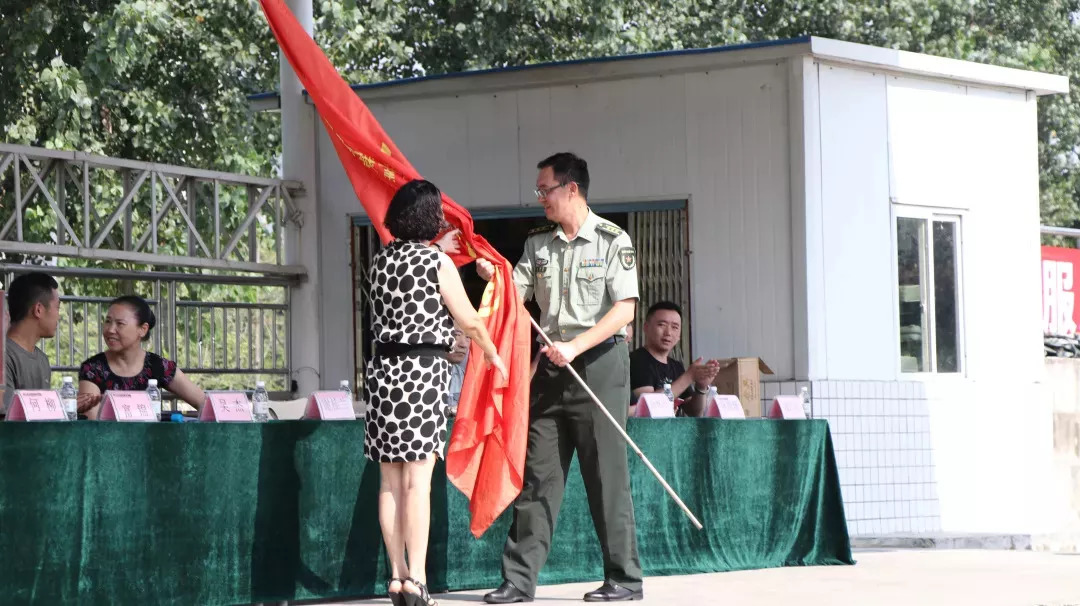 圖為:四川希望汽車職業學院軍訓見面現場圖為:四川天一學院軍訓見面