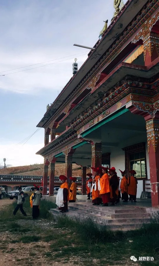 黄昏到达湖畔的阿永寺经过山间小路,颠簸前行.