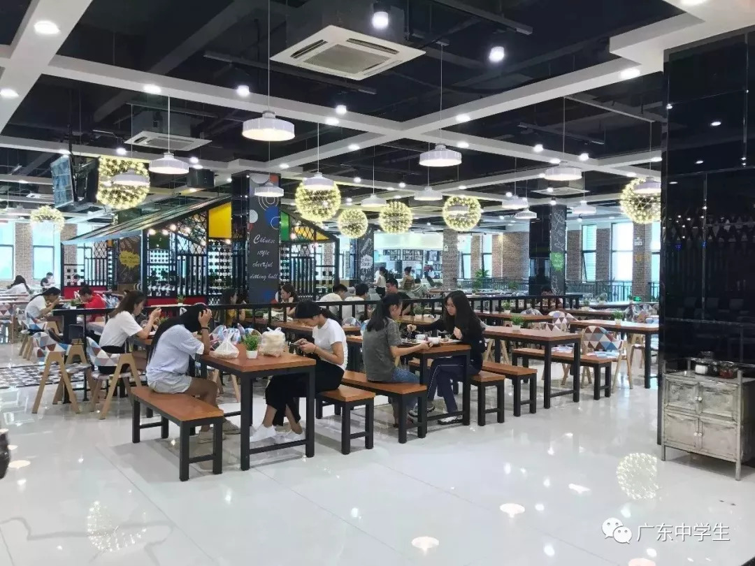 中国最豪华的大学食堂图片
