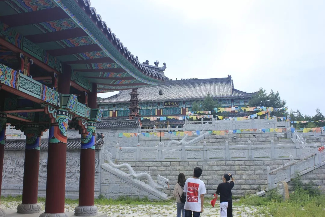 西臨日光山華嚴寺,東臨日光山雕塑公園,北靠日光山崇山峻嶺,南臨圖們