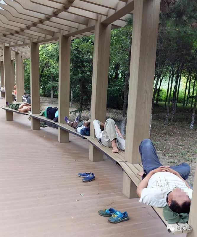 抚顺十里滨水公园长凳成有些人睡觉的地儿了 睡了一溜儿