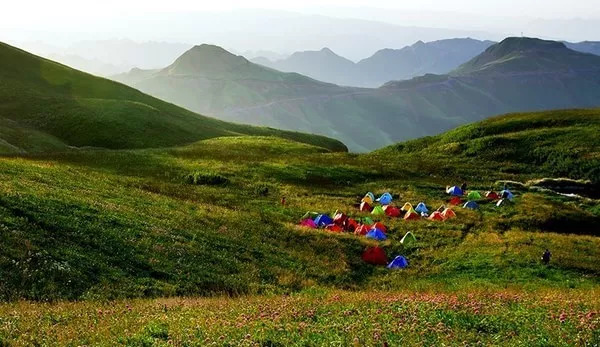 巨大的山峰,奇峰怪林,适宜的温度和清新的空气,让野鸡坪成为了一个