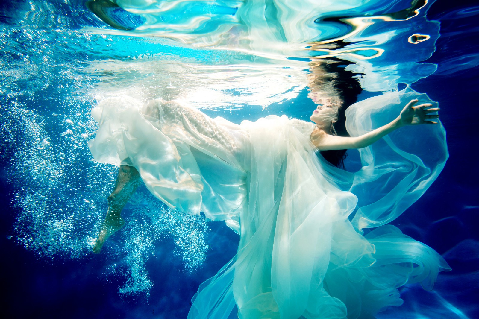 美人鱼水下拍摄婚纱图片