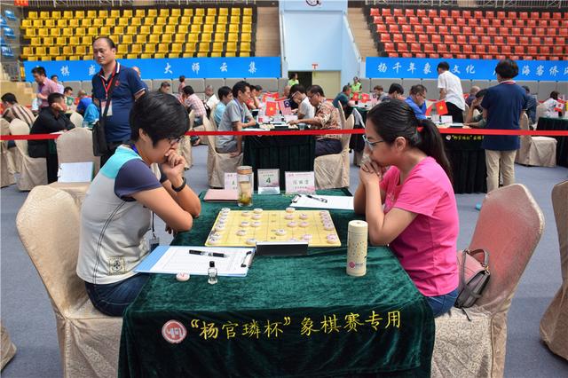 高清-楊官璘杯王天一戰孫逸陽引圍觀 象棋文化衫吸睛