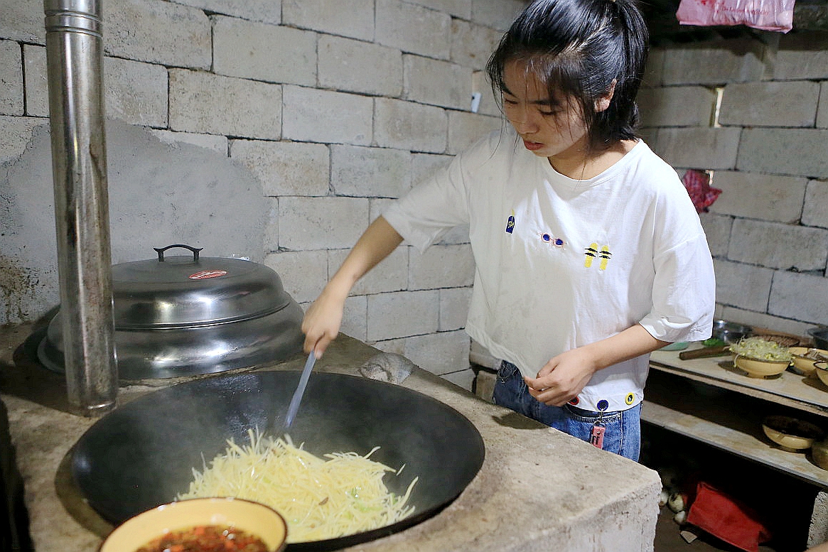 娶小15歲的聾啞女陝西5旬農村漢咬牙培養出一個大學生