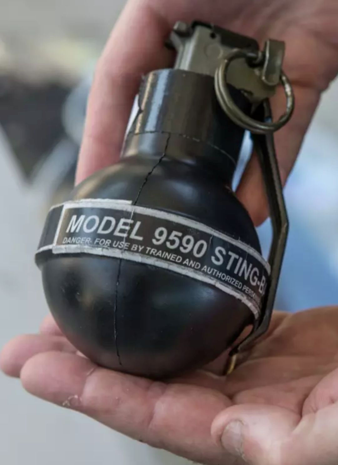 stinger手榴弹人们应该知道我们有这些设备,并会使用到它们,ashton