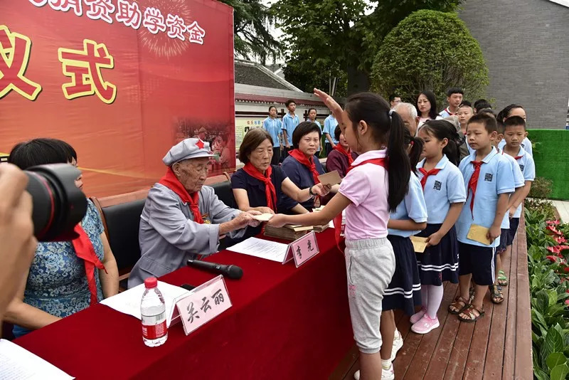 李光為貧困學生髮放助學金活動中,關雲麗宣讀了受助