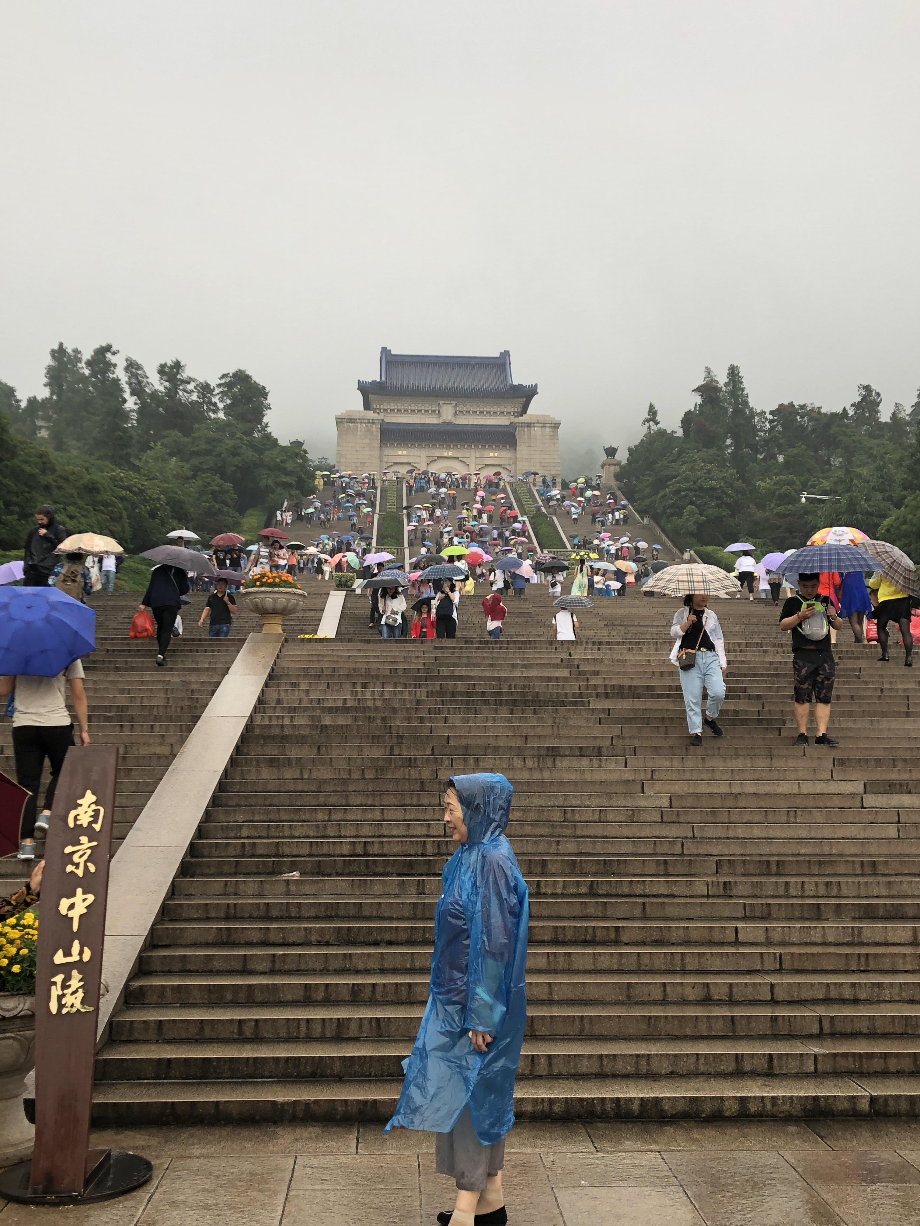 中山孙中山铜像挥手图片