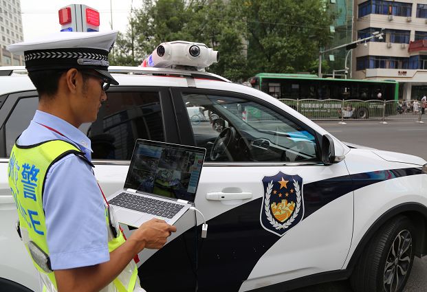 交警超高清监控摄像头图片