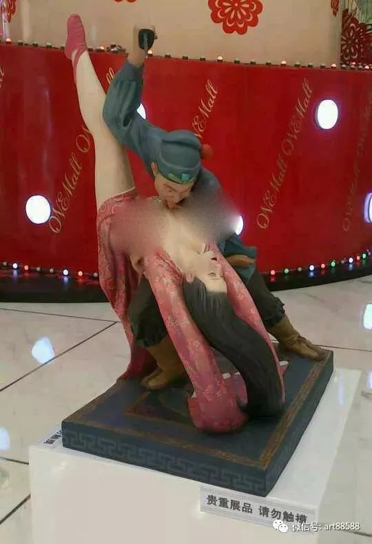武松杀嫂雕像在商场图片