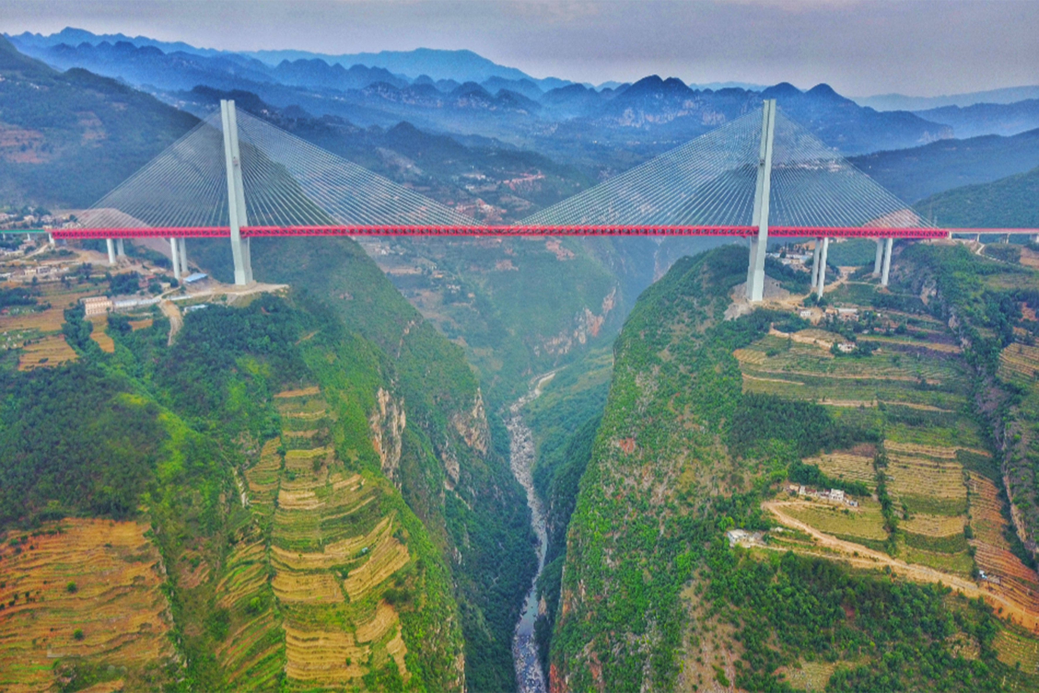 世界第一高的北盘江大桥垂直高度达565米横跨贵州和云南两省