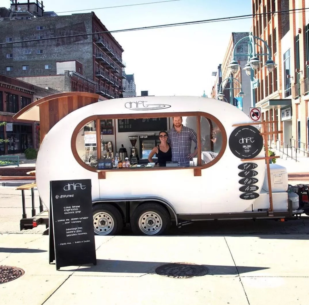 开一家移动的咖啡馆去浪迹天涯开店经费有限或许你可以尝试咖啡车