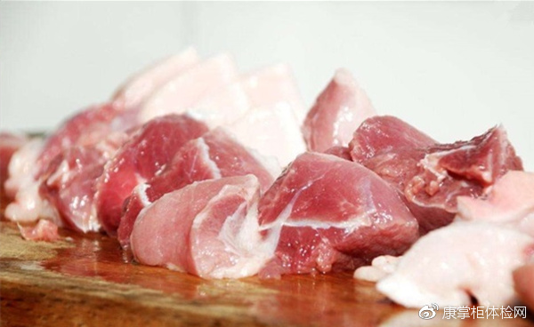 新鲜猪肉为淡红色或淡粉色,表皮肥肉部分呈有光泽的白色