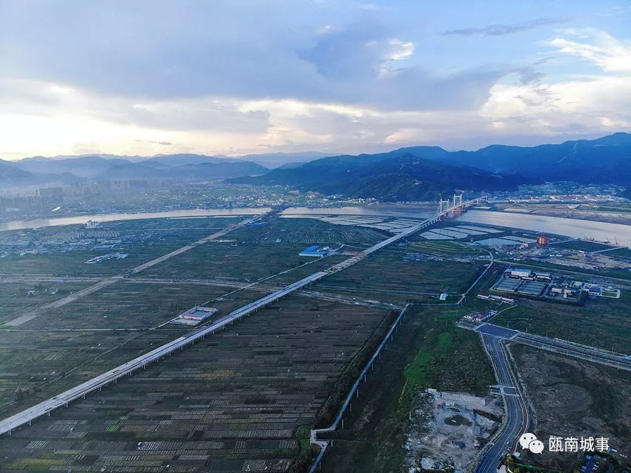 沿着世纪大道一路向东有一片神奇的土地叫做龙港新城