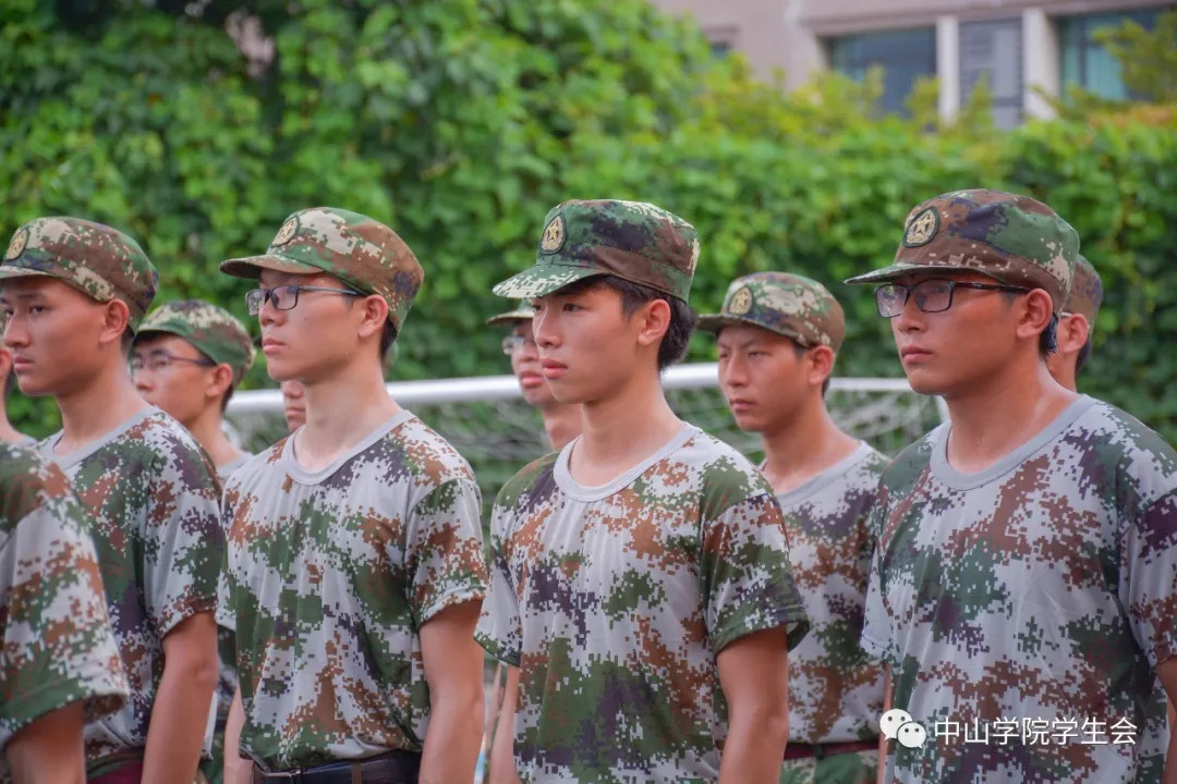 軍訓那個聽口令齊步走的夏天