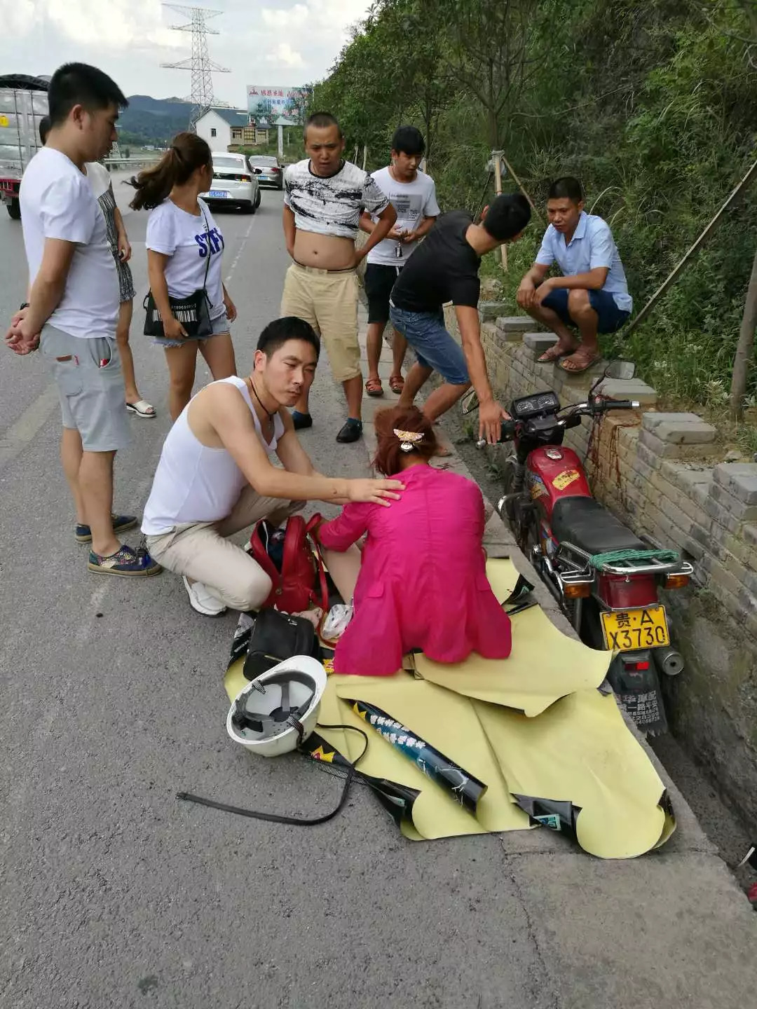 只見一名40歲左右女子,獨自駕駛摩托車卡在了路邊水溝中.