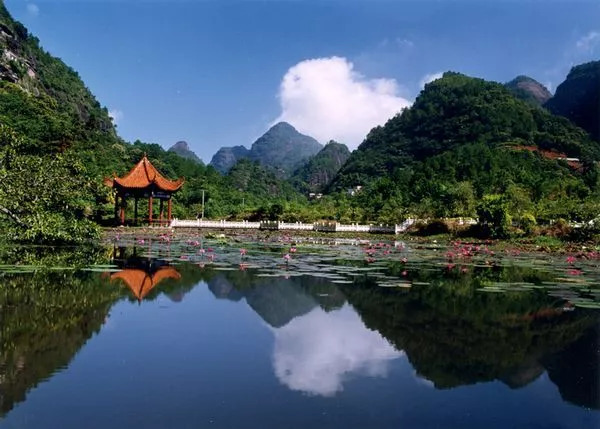 9月15日發團容縣都嶠山雲渡玻璃橋泡溫泉民國小鎮摘柚子兩日遊