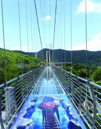近日,白泉镇传奇庄园新建的一座6d玻璃桥现身山谷中