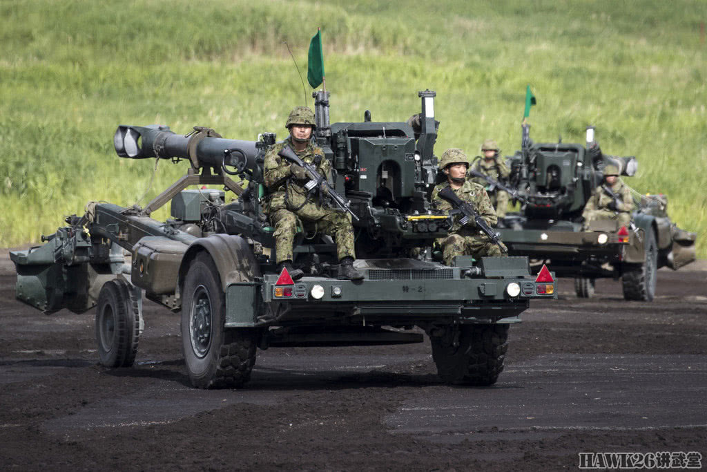 fh-70型155mm榴弹炮具备短途行进能力,登场时非常独特.