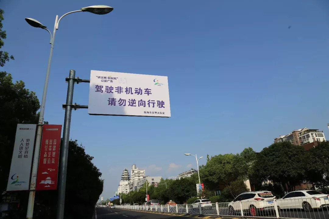 道路指示牌背面图片