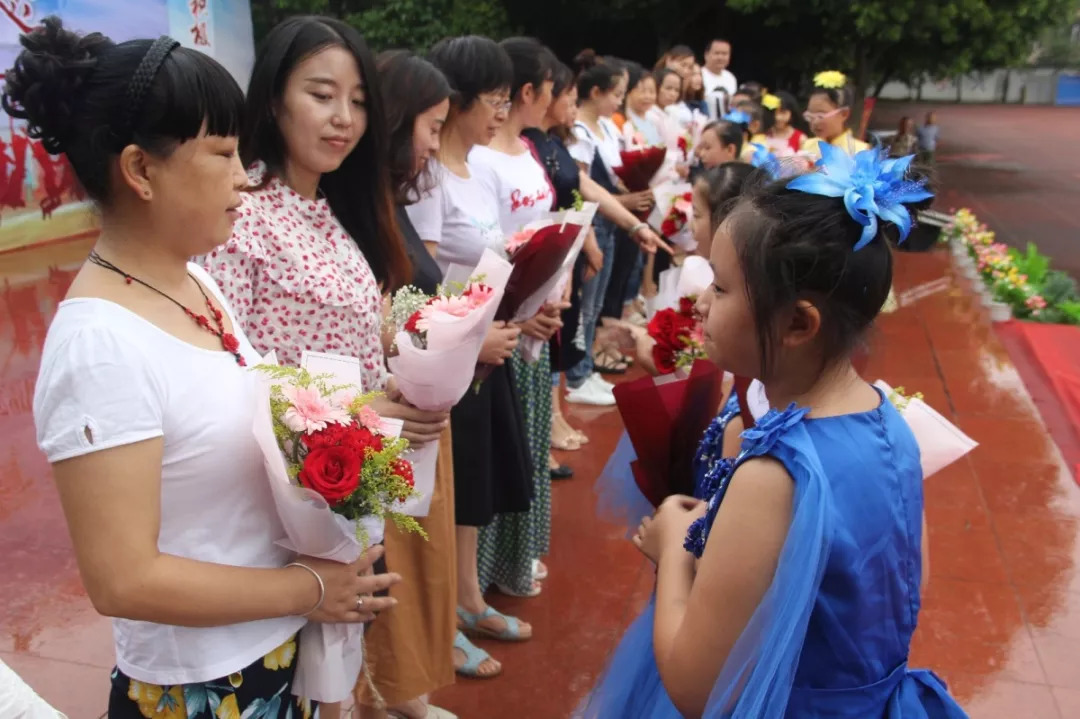 学校动态师风化雨感谢有您犀浦实验学校隆重举行第34个教师节庆祝活动