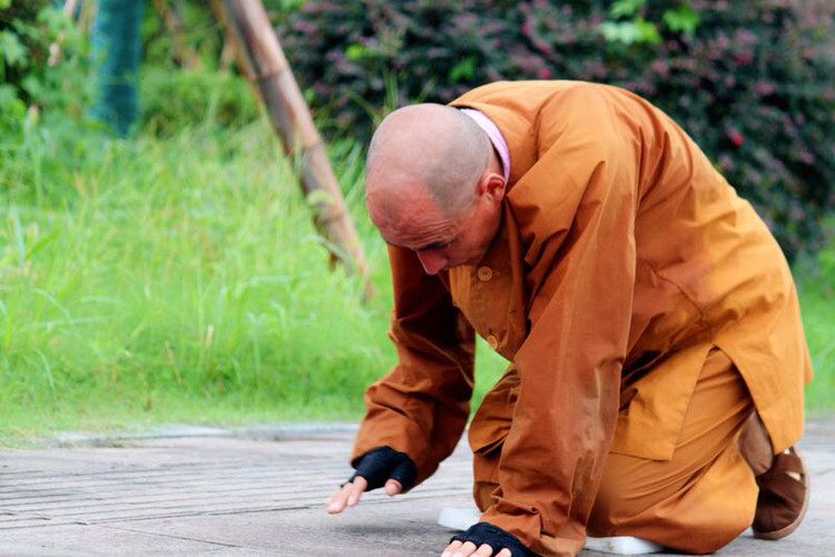 能弘法師從普陀山起香三步一拜至九華山