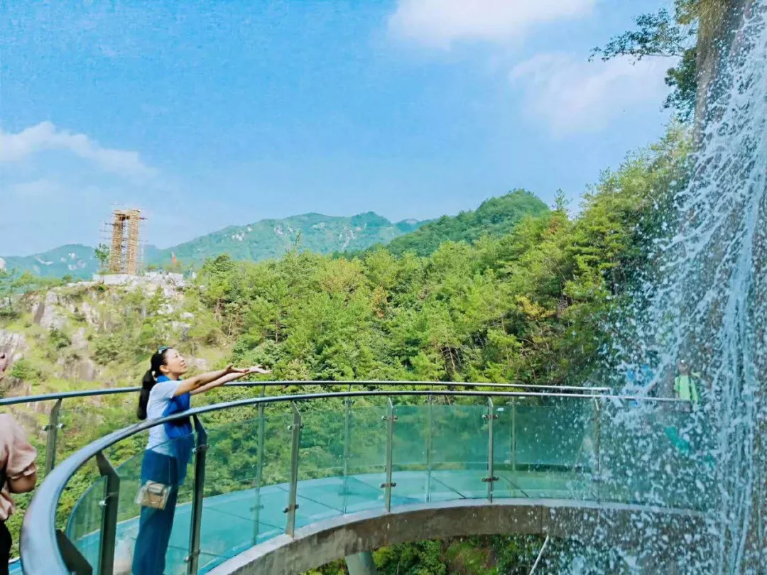 天台山大瀑布玻璃栈道图片