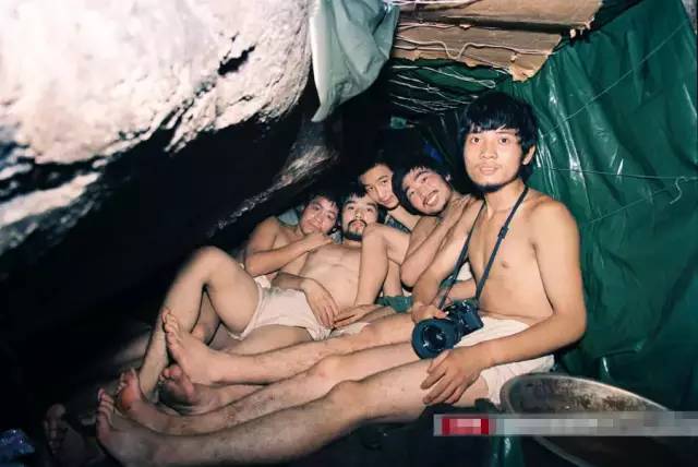 猫耳洞里的解放军战士▲ 猫耳洞里的解放军战士 这就是中国军人