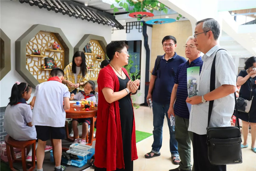 右側的室內功能區域中,教院附小的學生在製作中國結,楓涇小學的學生在