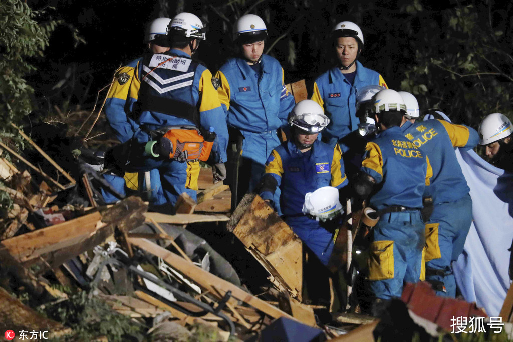 12 當地時間2018年9月6日,日本北海道厚真町,日本自衛隊,警察和消防員