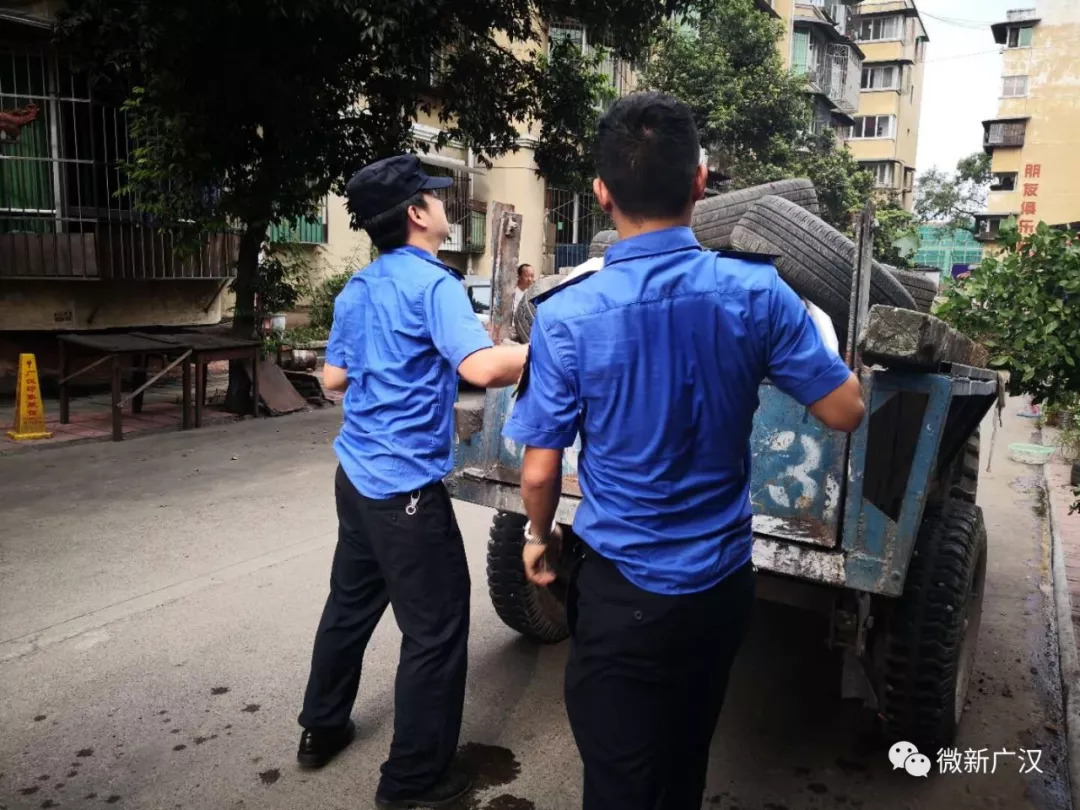 長期以來,廣漢南北大街韋陀堂菜市周邊車輛亂停,商家雜物亂擺,違章