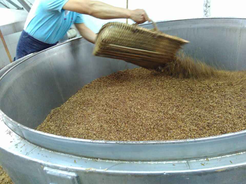 生料酿酒的原理生料酿酒,也称为生料发酵就是微生物直接利用生淀粉