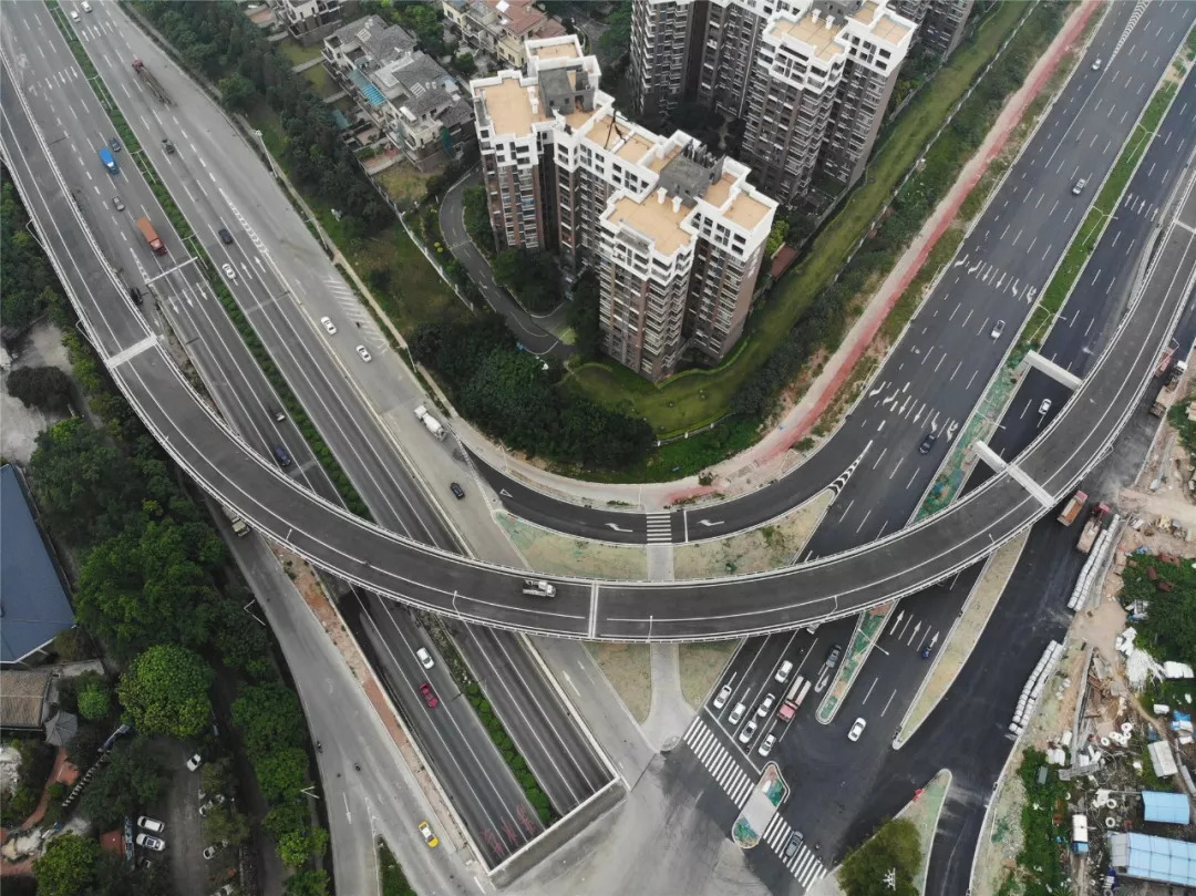 长江路改造工程南外环a匝道桥,博爱路跨线桥主线正式开通,这意味着