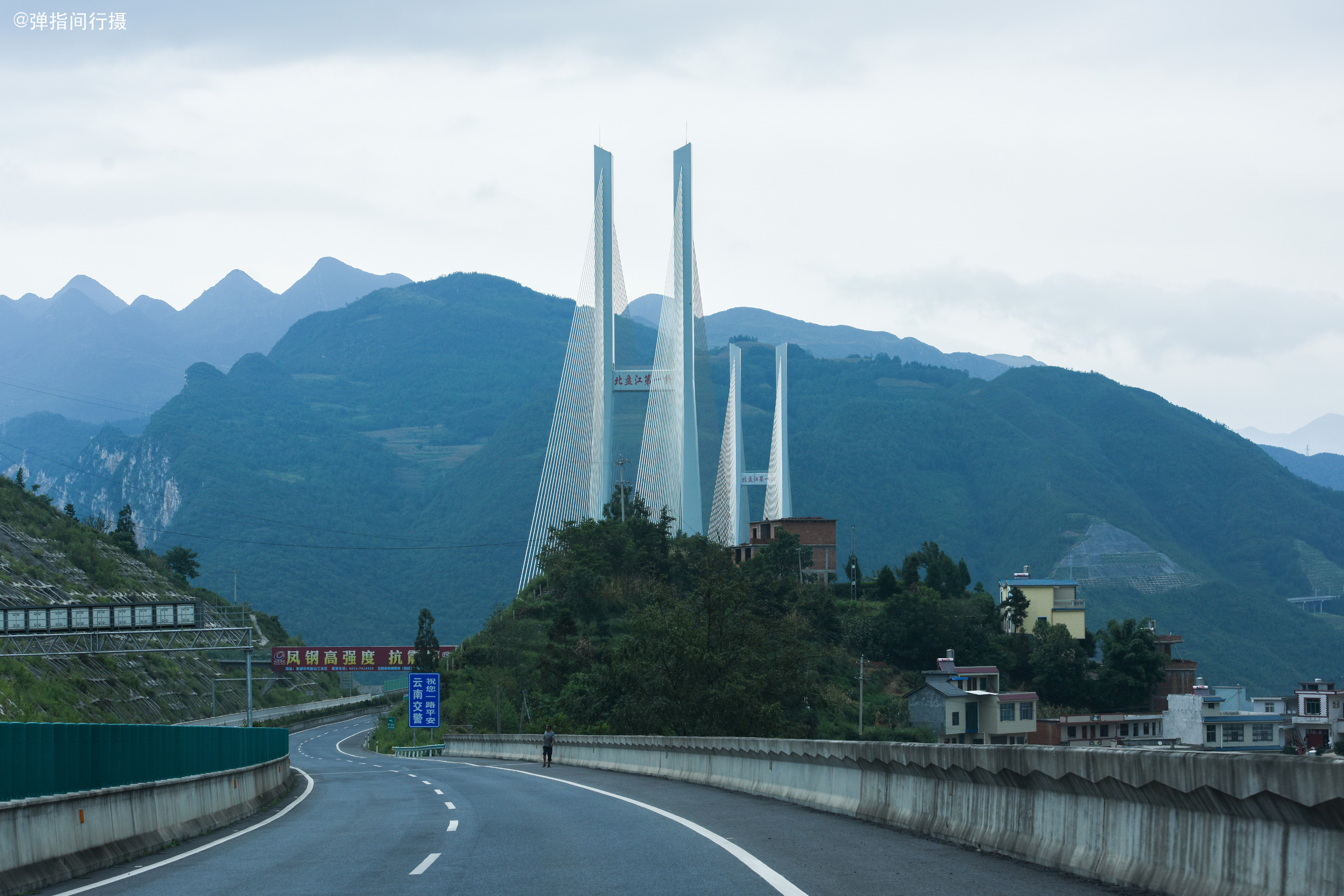 世界第一高的北盘江大桥,垂直高度达565米,横跨贵州和云南两省