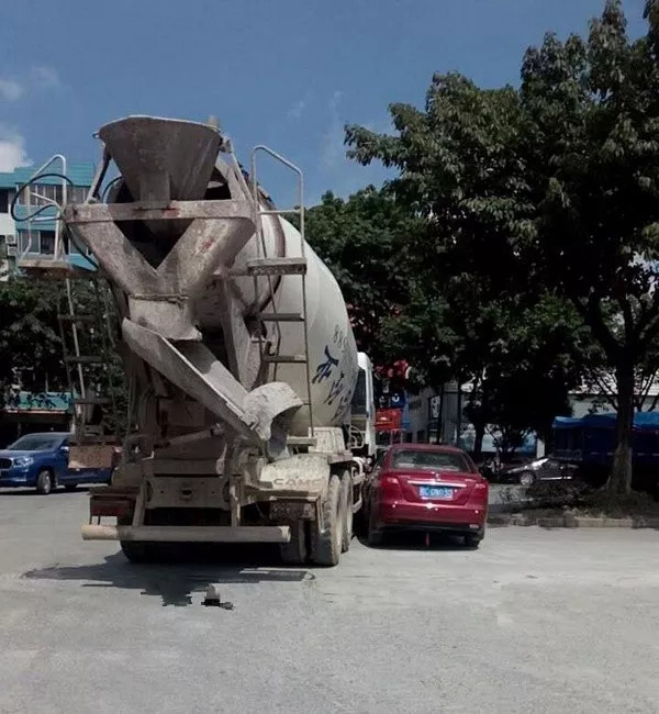 轎車發生碰撞,電驢摔倒在一邊,騎電驢的紅衣男子則表情痛苦的坐在地上