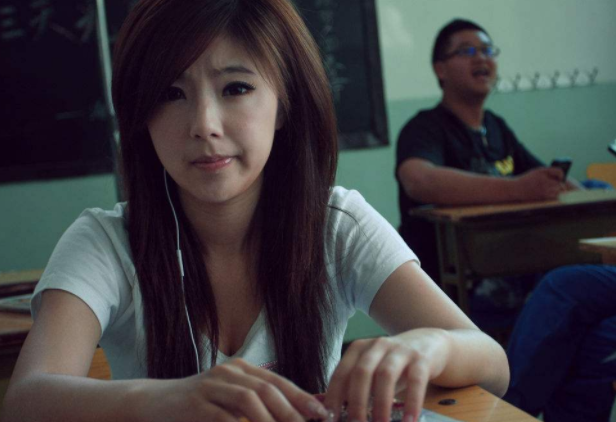 拿一些比较出名的来讲,2011年的《青春失乐园》赵奕欢是女一号,大学生