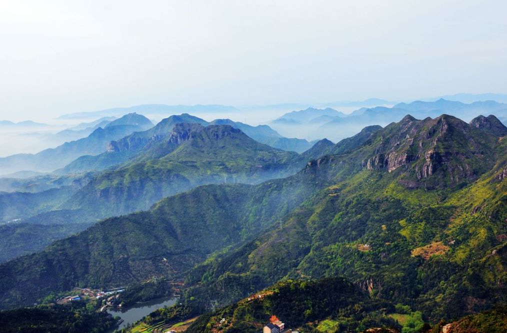 中雁蕩山原名白石山,轄玉甑,西漈,三湖,東漈,鳳凰山,楊八洞,劉公谷等