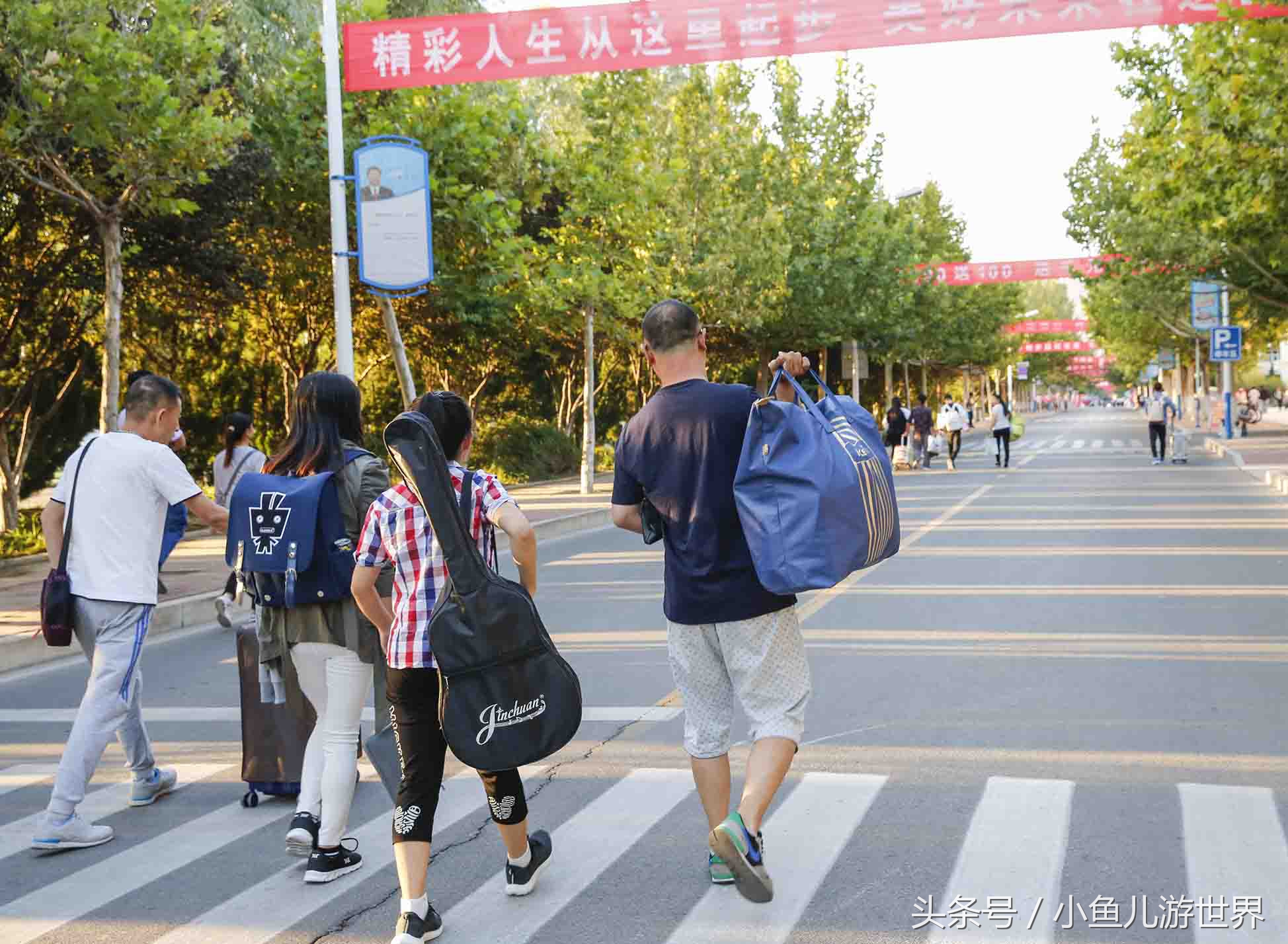 大學開學季乘務學院漂亮學姐迎新生弟弟送姐姐上大學暖人心