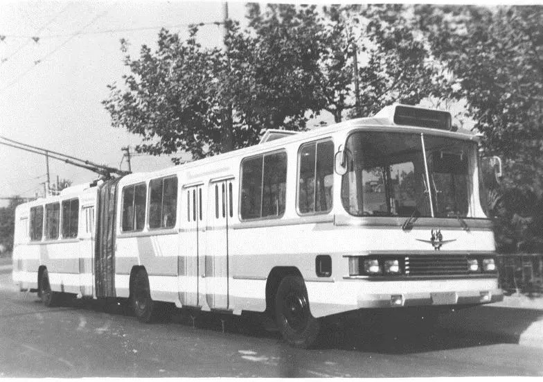 90年代后期,乘公交仍需推屁股↑那时候,推屁股乘公交的场景很常见