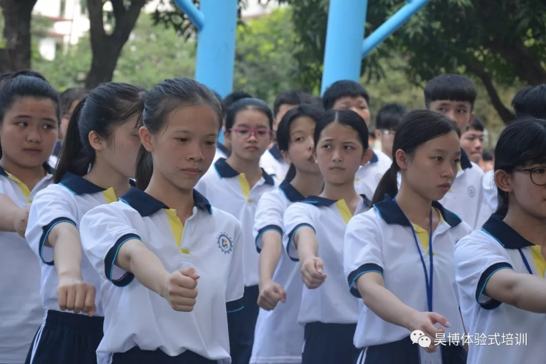 江门技师学院校服图片