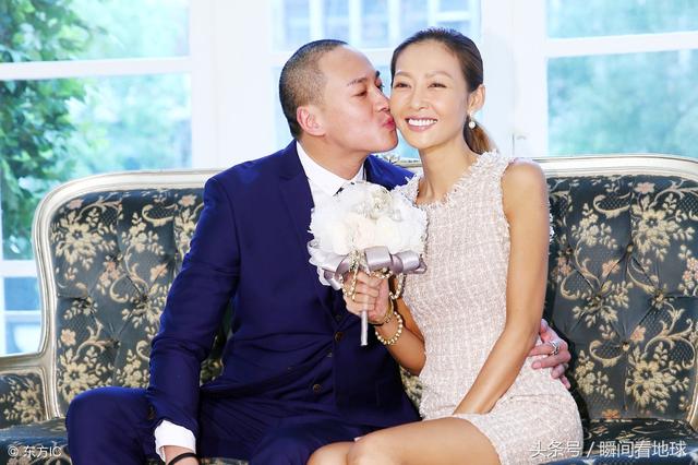 1/ 3 何润东与老婆和爸妈一起拍摄结婚周年纪念照,照片中夫妻二人十分