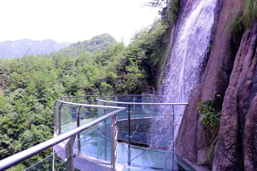 天台山大瀑布玻璃栈道图片