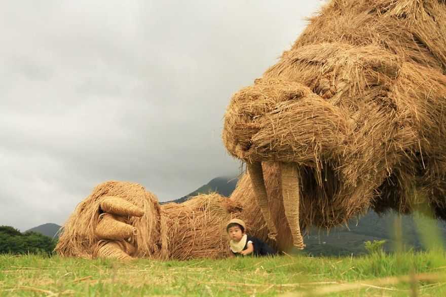 传统谷草堆弱爆了,日本将收获后的稻草建成巨大的艺术雕塑