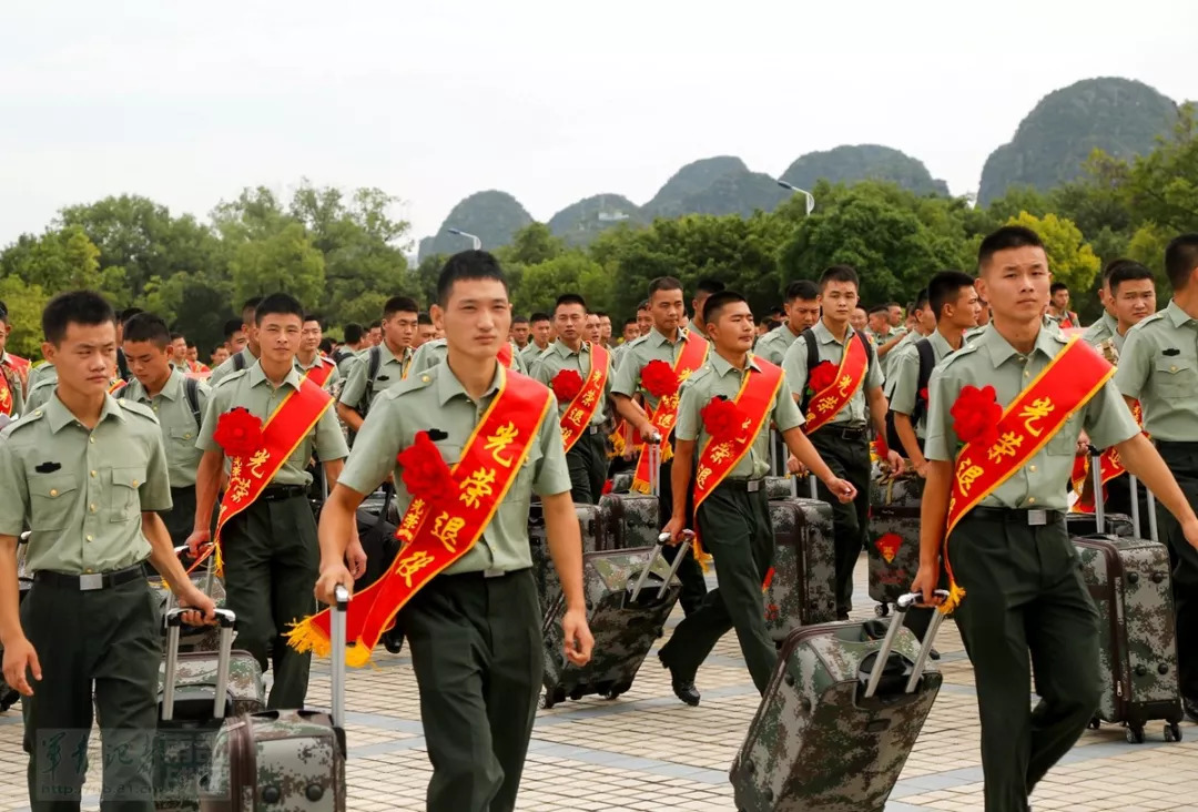 南部战区陆军某旅欢送2018年度夏秋季退役士兵