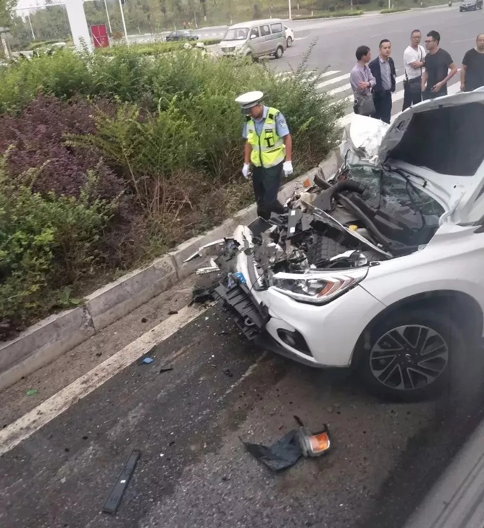 据称今天早上8点左右在绵阳安州区路口发生车祸七辆大车小车一起撞.