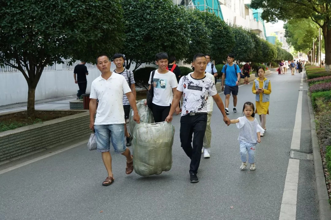 远离家乡,初遇武体有憧憬,有期望,或许还有一丝陌生但你与珞喻路461号