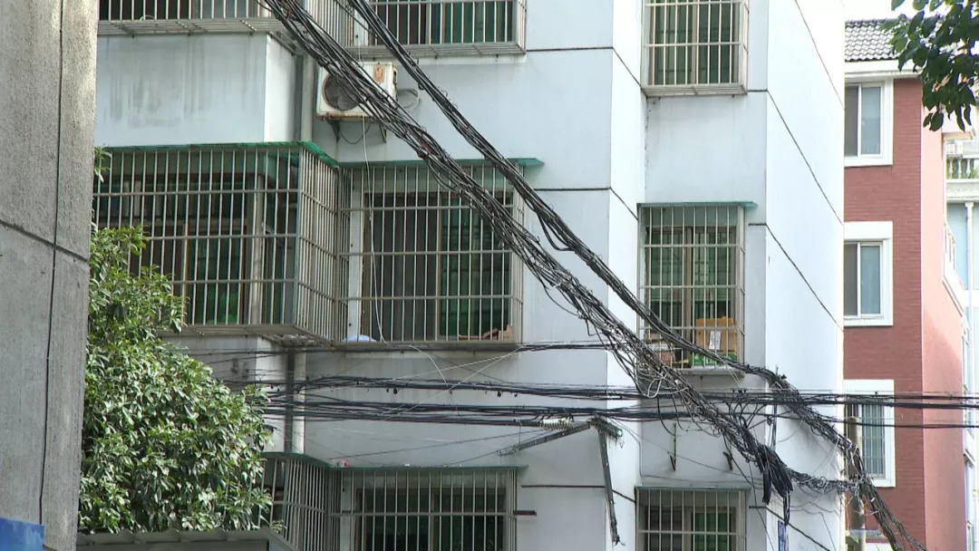 强弱电架空线乱飞等问题