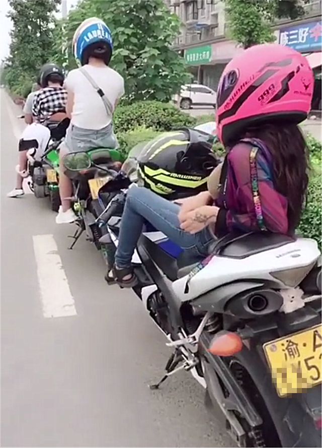 重庆偶遇大排量摩托车车主是女骑手车牌非连号但数字很吸睛